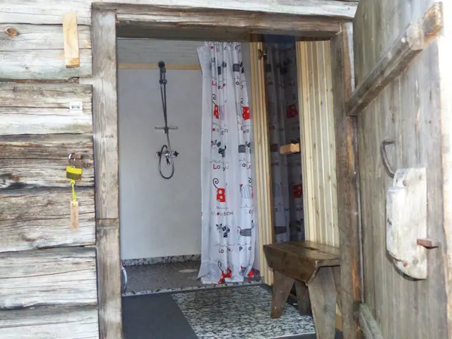 Dusch i uthuset