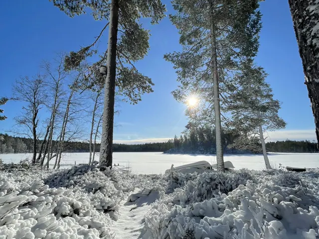 Is och snö runt stugan