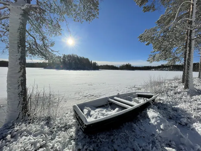 Gammal båt i snön