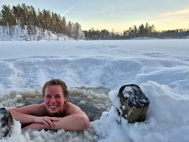 Vinterbad i en isvak