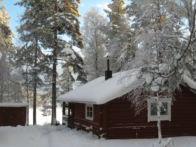 Stuga täckt av djup snö