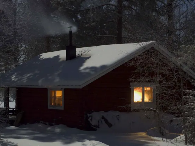 Snötäckt stuga i Dalarna