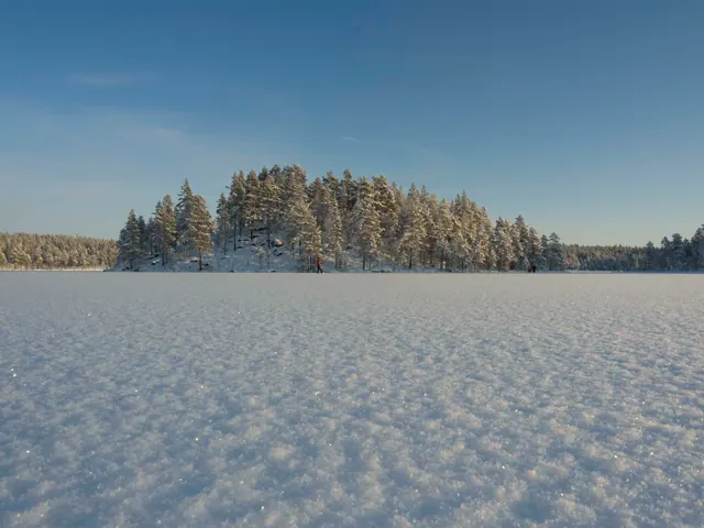 Orörd isbelagd sjö